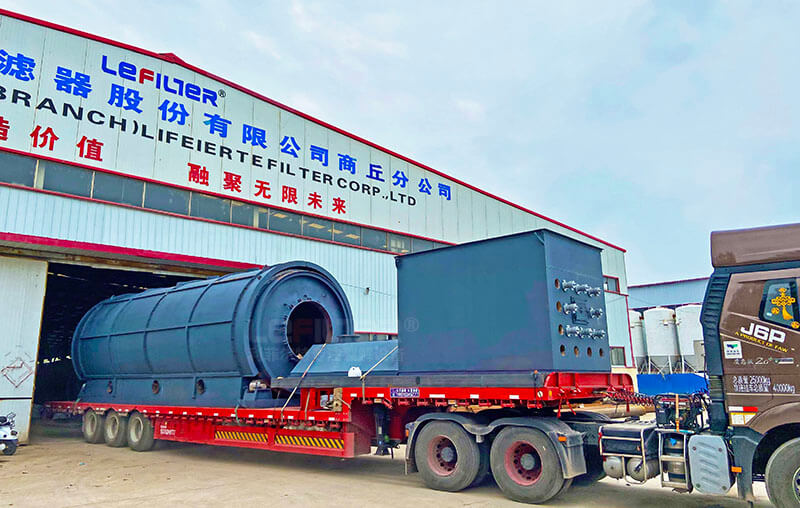 LES-2880型油泥炭化設(shè)備裝車發(fā)出01 LES-2880型油泥炭化設(shè)備裝車發(fā)出01